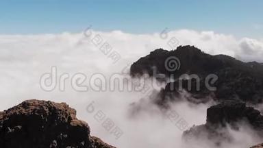 许多美丽的云彩，<strong>火山</strong>起源的<strong>山脉</strong>，从高处看。 加那利港大